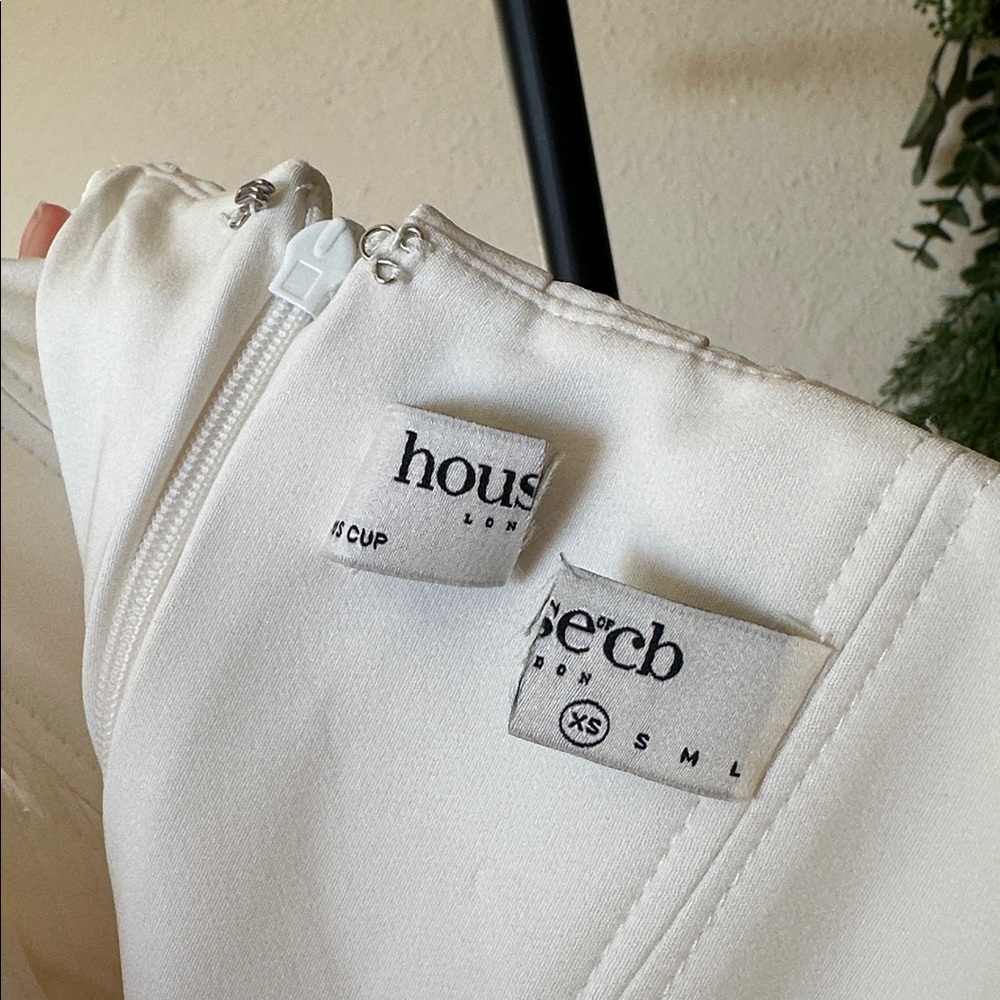 HOUSE OF CB 'Amorata'‎ Ivory Pleated Maxi Dress NWOT size XS D-DD - Picture 17 of 17